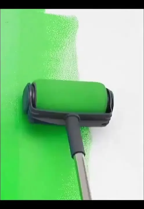 Parede recebendo camada uniforme de tinta com o rolo